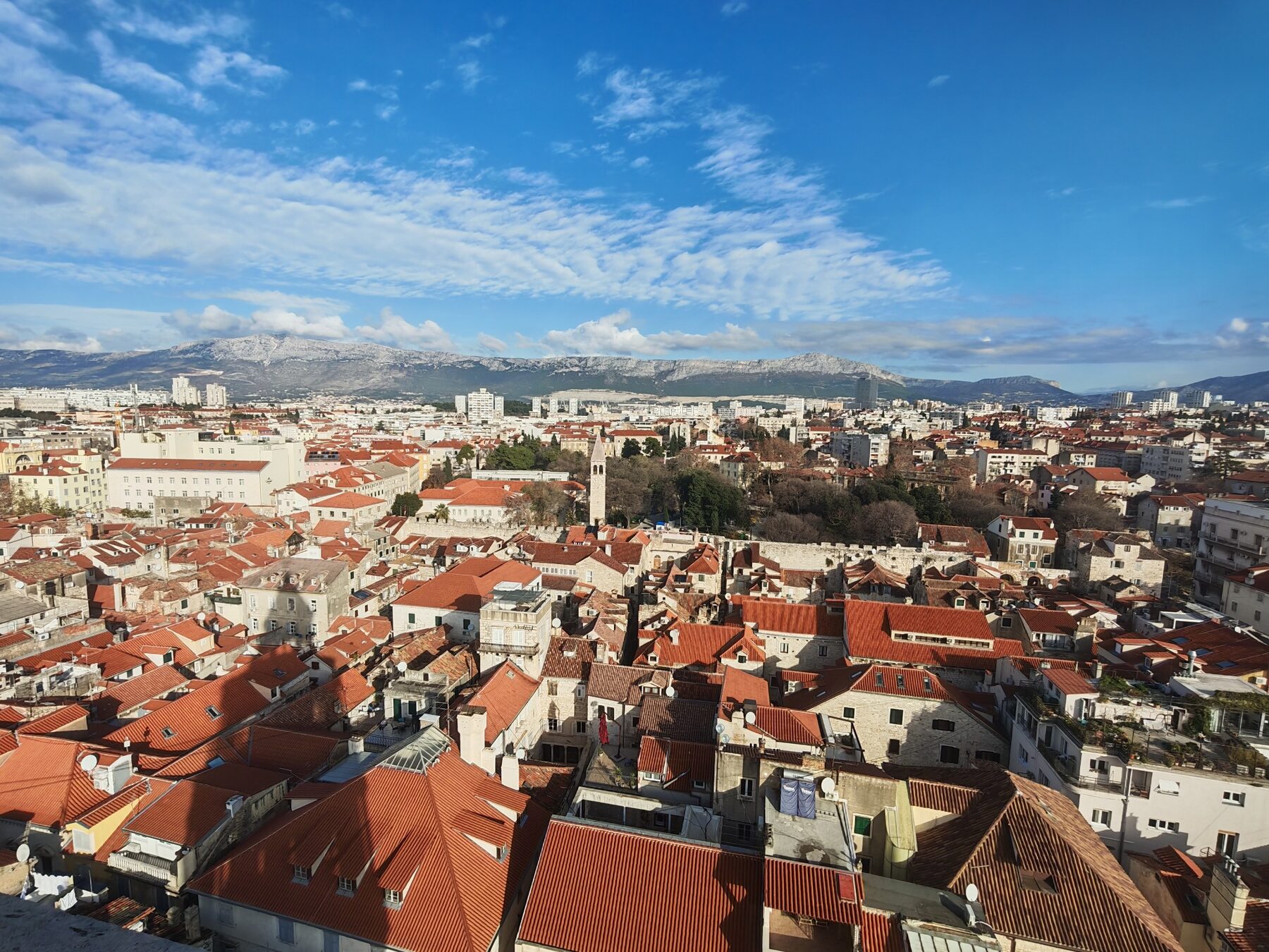 Pogled preko povijesne jezgre Splita prema širem gradskom krajoliku